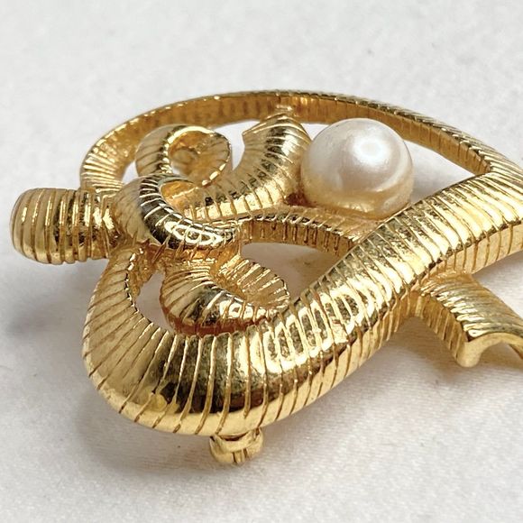 Heart Brooch Gold Tone Ribbon Design With Single Pearlescent Bead - Picture 4 of 7